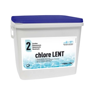 Secchio di pastiglie di cloro per la disinfezione della piscina.