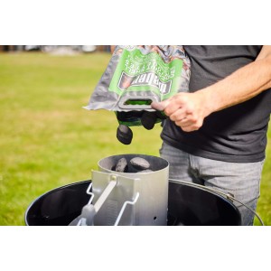 Bricchetti di cocco Weber (8 kg) versati in un accendifuoco.