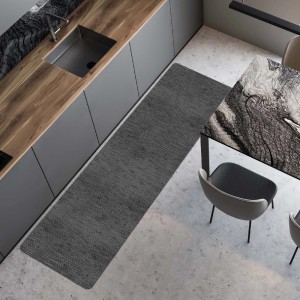 Tappeto runner grigio in cucina vicino a lavello e tavolo da pranzo.