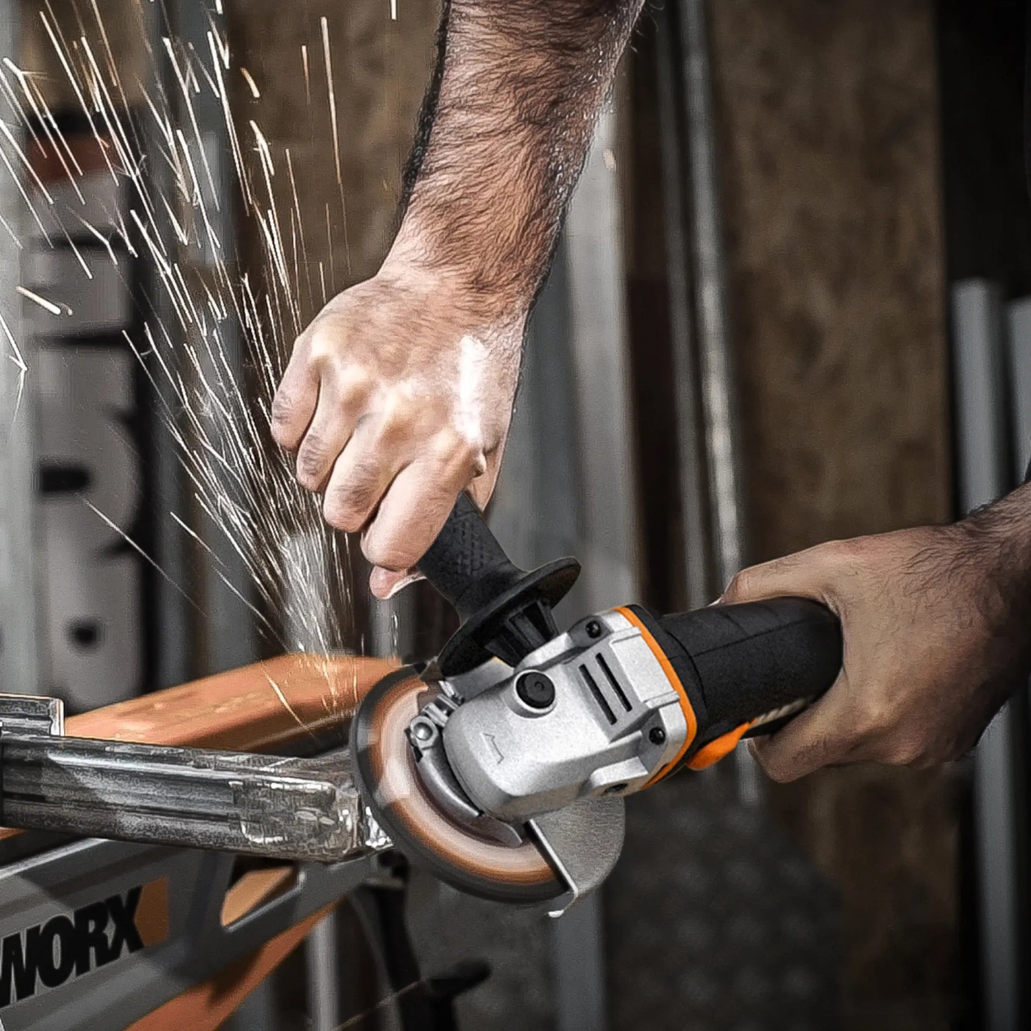 Smerigliatrice angolare a batteria Worx WX800.9 in uso, molatura metallo con scintille.