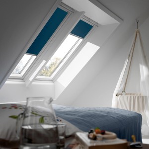 Tenda oscurante Velux DG 085 1100S Blu in finestra da tetto per camera da letto.