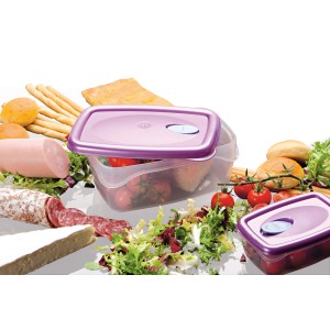 Contenitore t.b.t. con coperchio viola, riempito con alimenti come pomodori e pane.