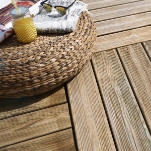 Piastrelle in legno posate con seduta, bevanda e occhiali da sole. Ideale per terrazza e balcone.
