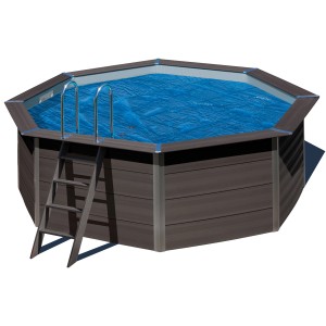 Piscina ottagonale Gre Composite Avantgarde con scaletta e copertura blu.