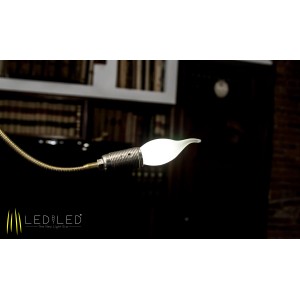 Lampadina LED E14 a forma di candela, illuminata.