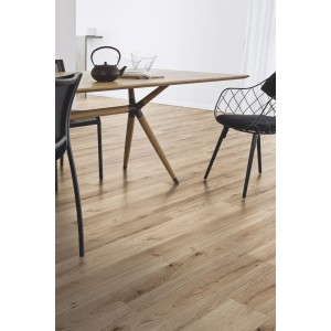 Laminato Kaindl Excellent Rovere Michigan, impermeabile, 8mm. Pavimento laminato effetto legno in sala da pranzo.