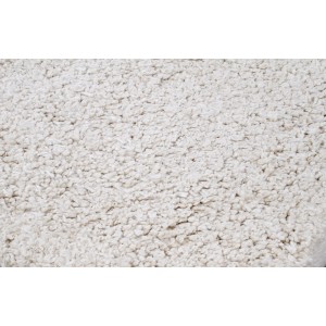 Dettaglio di un tappeto a pelo lungo bianco e soffice.