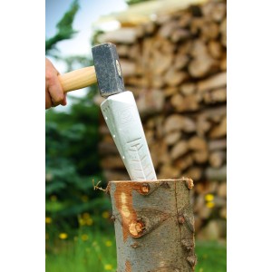 LUX Alu-Drehspaltkeil Comfort in uso con martello per spaccare la legna.