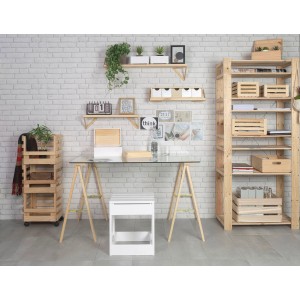 T.b.t. Cavalletti: Design della stanza con scaffali, tavolo ed elementi decorativi davanti a una parete di mattoni bianchi.