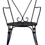 Sedia da giardino in metallo nero con schienale a forma di cuore.