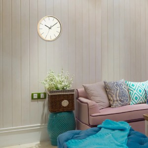 Orologio da parete in soggiorno: Orologio rotondo con quadrante chiaro e cornice in legno.