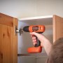 Avvitatore a batteria Black+Decker BDCD8 avvita un armadio in legno.