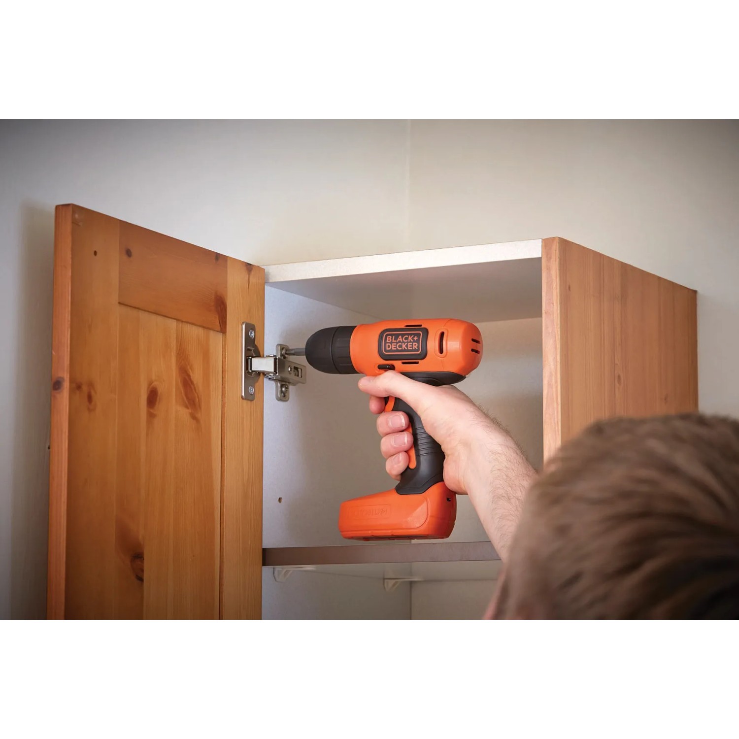 Avvitatore a batteria Black+Decker BDCD8 avvita un armadio in legno.