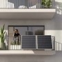 Due pannelli solari da balcone t.b.t. fissati alla ringhiera di un condominio.