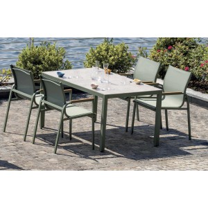 Set di mobili da giardino t.b.t. con tavolo e quattro sedie verdi.