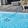 Uomo pulisce la piscina con il robot piscina a batteria Orca 45 CL. Il robot è blu e ha una spazzola.