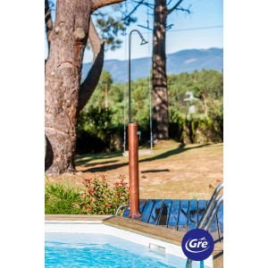 Doccia solare Gre effetto legno (9 l) accanto alla piscina in giardino.
