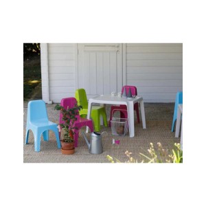 Set colorato di sedute per bambini con tavolo e sedie per il giardino.