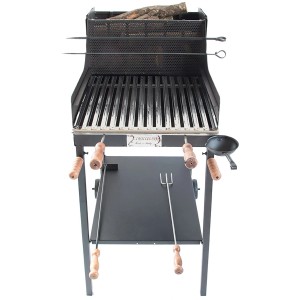 Barbecue a carbonella nero con griglia, deposito legna e utensili per barbecue.