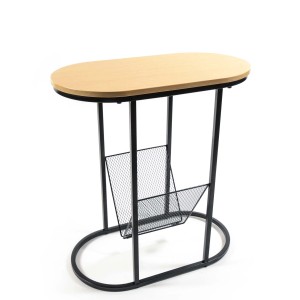 Tavolino con piano ovale in legno chiaro e struttura in metallo nero con portariviste.