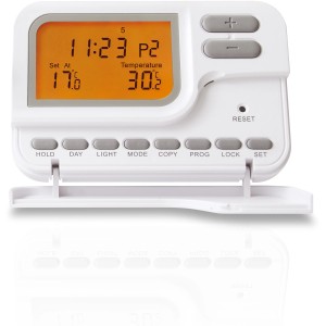 Dispositivo domotica bianco con display che mostra ora e temperatura.