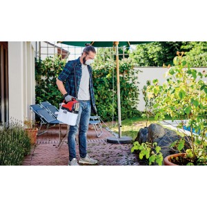 Uomo che utilizza il nebulizzatore a batteria Einhell GE-WS 18/75 Li-Solo in giardino per la cura delle piante.