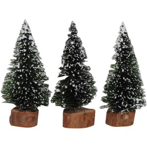 Tre piccoli alberi di Natale verdi con neve su base di legno per il presepe.