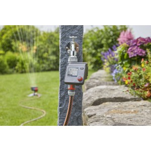 Computer per irrigazione Gardena Select su rubinetto con irrigatore da giardino.