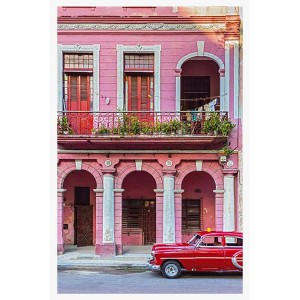 Quadri: Facciata rosa con auto d'epoca rossa di fronte.