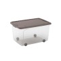 Contenitore trasparente t.b.t. con coperchio marrone e ruote.