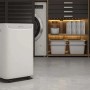 Deumidificatore bianco in una moderna lavanderia. Aiuta contro l'umidità.