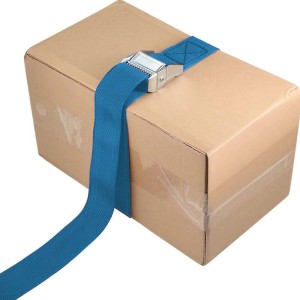 Cinghia di tensione blu t.b.t. che fissa una scatola di cartone.