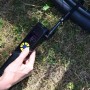 Mano tiene gonfiatore digitale per pneumatici su pneumatico bici per riparazione auto.