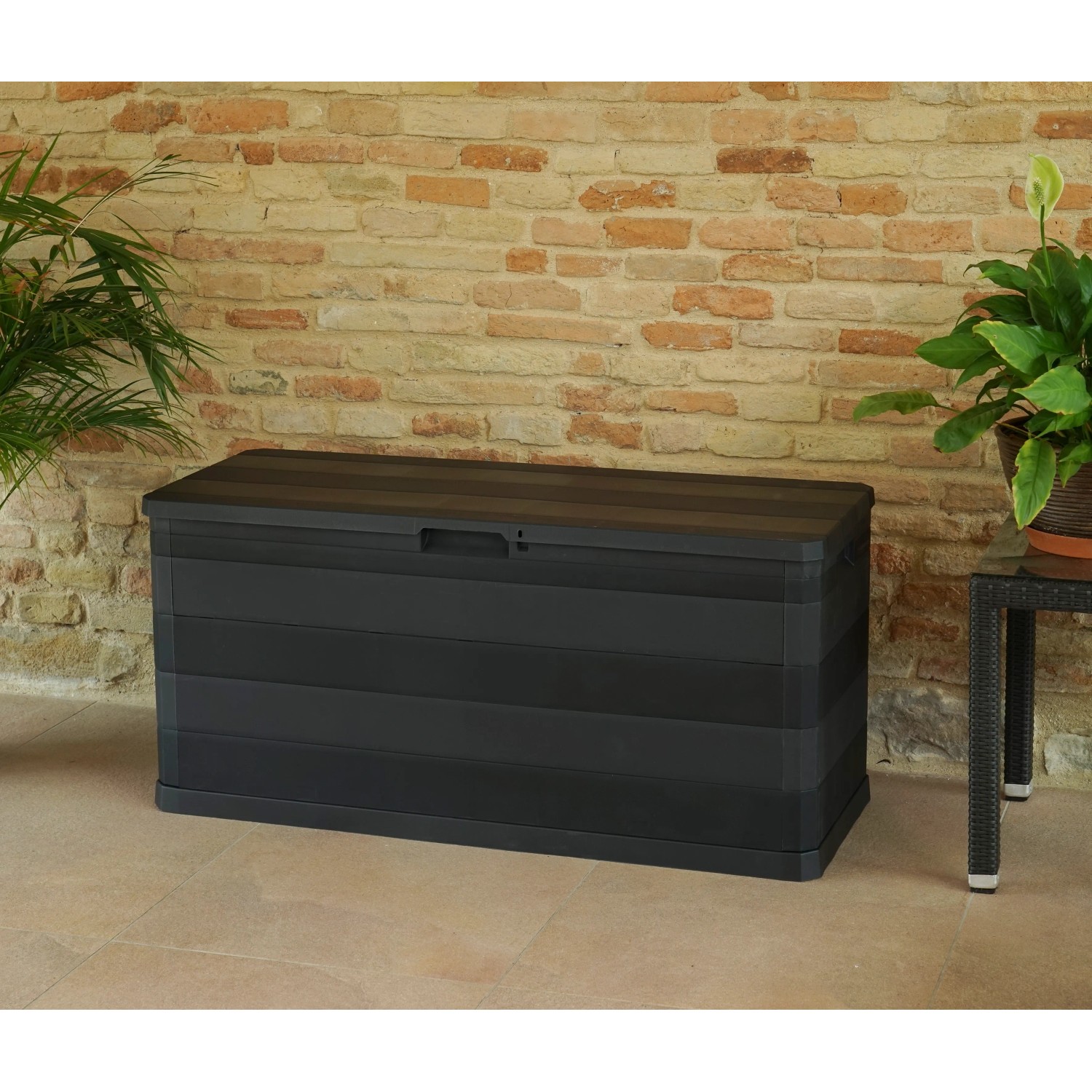 Box contenitore nera t.b.t. per mobili da balcone, ideale per cuscini e accessori da giardino.