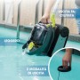 Robot per piscina t.b.t. in uso, facile da sollevare dall'acqua.