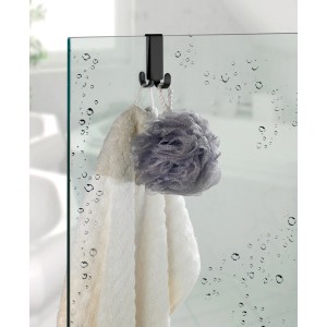 Wenko Doppio gancio doccia Vieste, nero opaco, su parete in vetro con asciugamano e spugna da bagno.