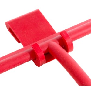 Clip rosso per accessori doccia per il fissaggio, primo piano.