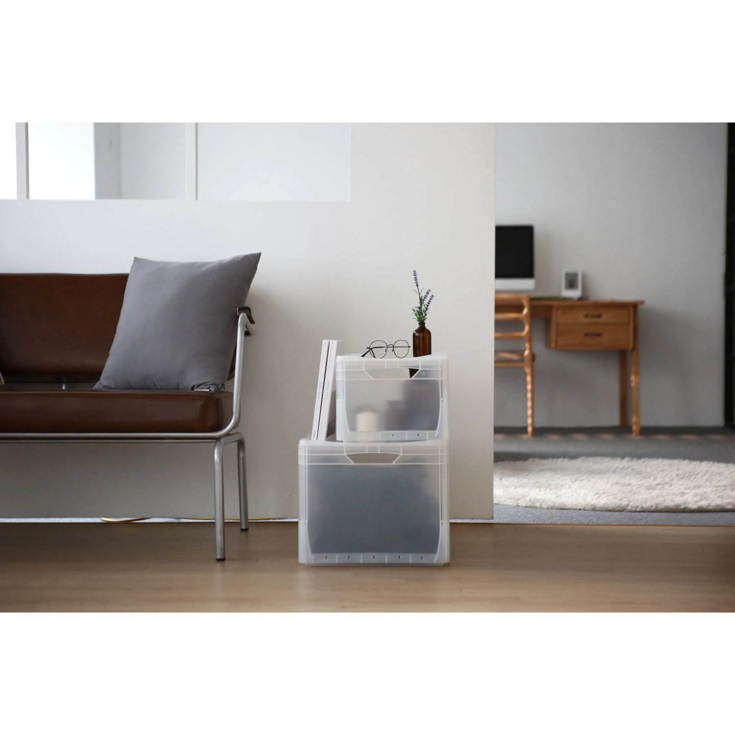 Coperchio grigio Eurobox-System (60x40 cm) impilato su due contenitori.