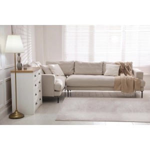 Tappeto a pelo corto chiaro in soggiorno con divano e comò.