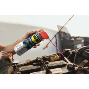 Spray per contatti WD-40 spruzzato su un motore. Lubrificanti per la cura dell'auto.