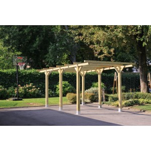 Posto auto in legno t.b.t. in giardino, legno naturale.