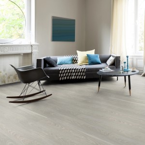 Pavimento vinilico Gerflor Rosebud Pearl in soggiorno con mobili. Autoadesivo, facile da installare.