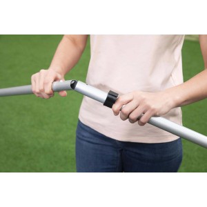 Persona che collega l'accessorio per piscina t.b.t.