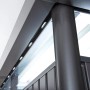 Dettaglio: casetta da giardino Biohort HighLine in grigio quarzo metallizzato, focus su finestre e telaio.