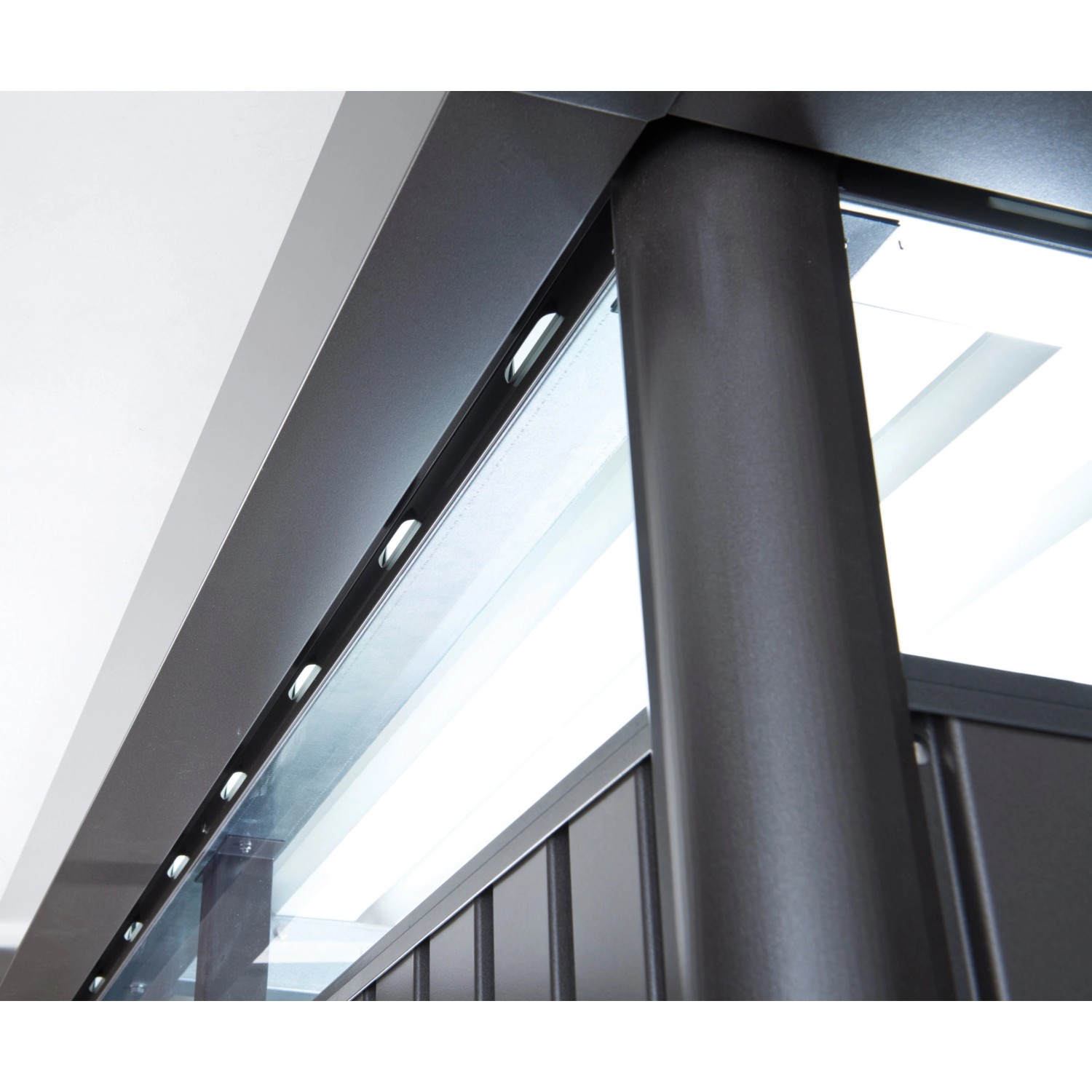 Dettaglio: casetta da giardino Biohort HighLine in grigio quarzo metallizzato, focus su finestre e telaio.