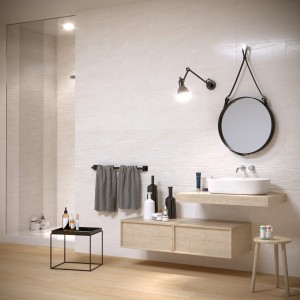 Bagno luminoso con piastrelle da rivestimento t.b.t., mobile lavabo e doccia.