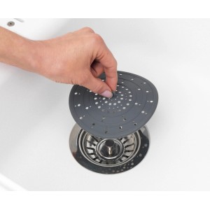 Filtro di scarico Wenko in silicone grigio, Ø 12 cm, inserito in uno scarico.