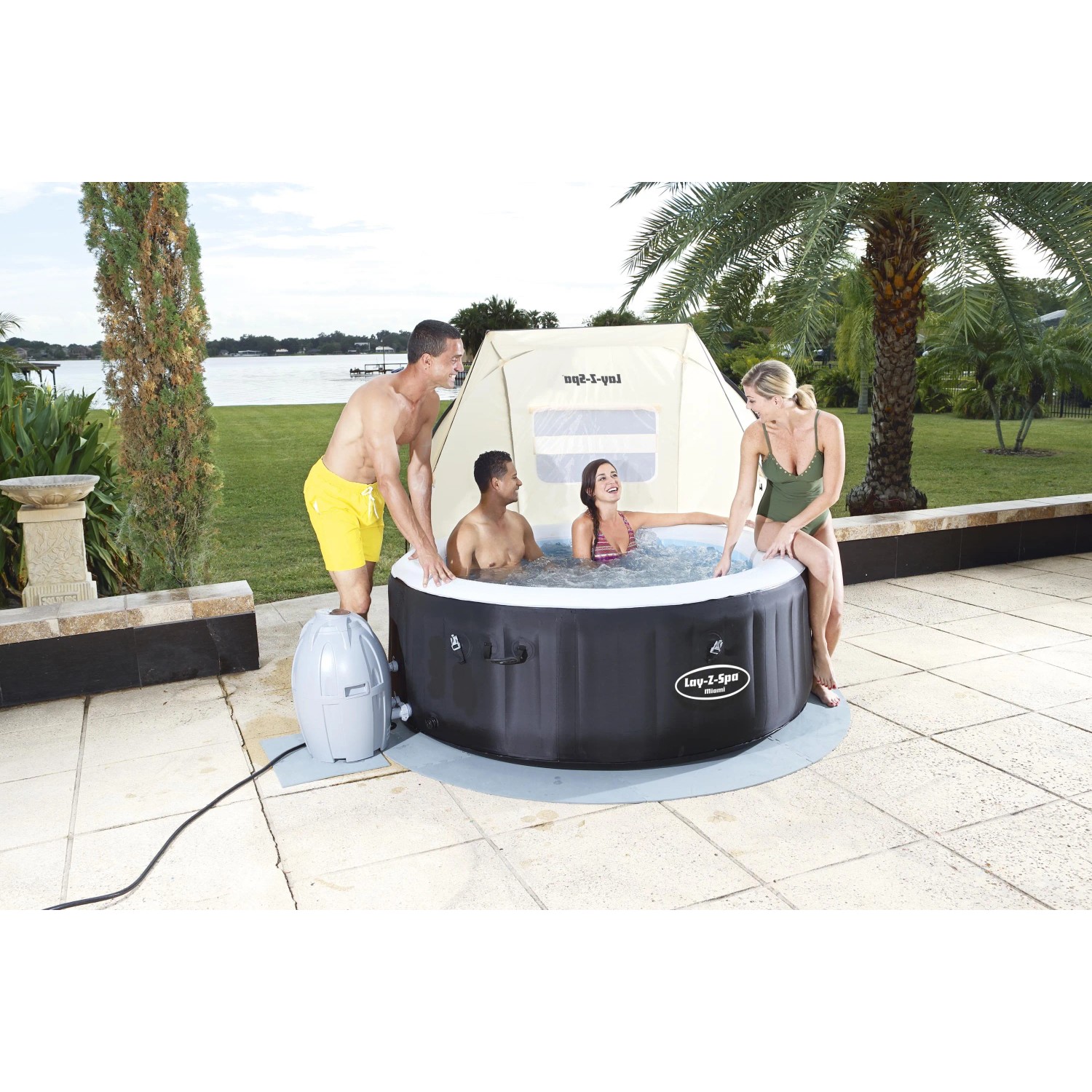 Bestway LAY-Z-SPA con parasole. Idromassaggio con persone in giardino.
