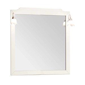 Specchiera quadrata con cornice bianca e due lampade.