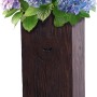 Vaso da fiori marrone (50x23x23 cm) effetto legno con ortensie viola.